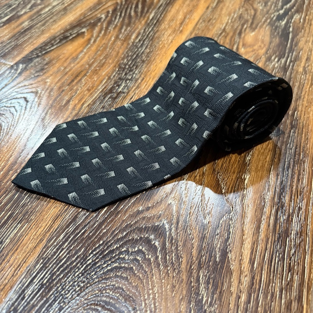 100% Silk Classic Black & White / Gray Patterned Men's Tie Audrey Buckner